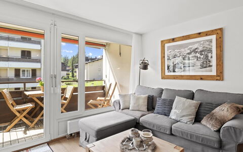 Nr.43 Haus Sotmirana: Tavolo, Divano, Proprietà, Mobilia, Interior Design, Soggiorno, Legna, Pavimento, Shade, Finestra