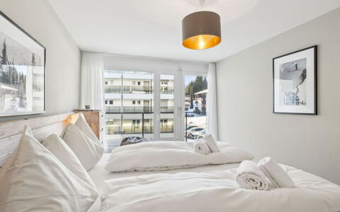 Nr.43 Haus Sotmirana: Legna, Interior Design, Appartamento, Casa, Mobilia, Camera Da Letto, Letto, Soffitto, Bedding, Cuscino