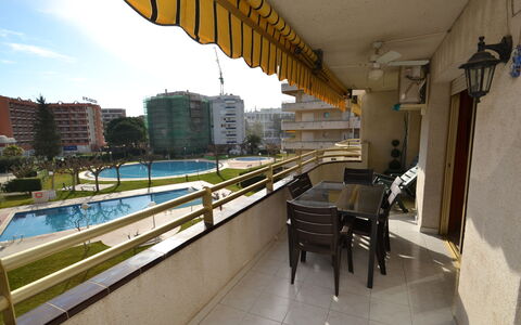 Sevilla: Cielo, Costruzione, Pianta, Giallo, Shade, Nube, Condominio, Urban Design, Casa, Immobiliare