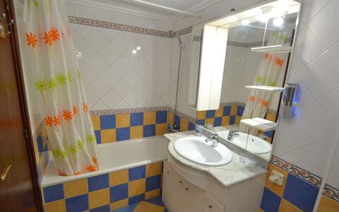 Sevilla: Lavello, Proprietà, Idraulico Fixture, Lavandino Del Bagno, Bagno, Costruzione, Rubinetto, Interior Design, Pavimento