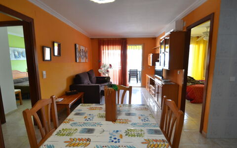 Sevilla: Cornice, Mobilia, Tavolo, Legna, Interior Design, Sedia, Pavimento, Costruzione, Comfort, Tenda