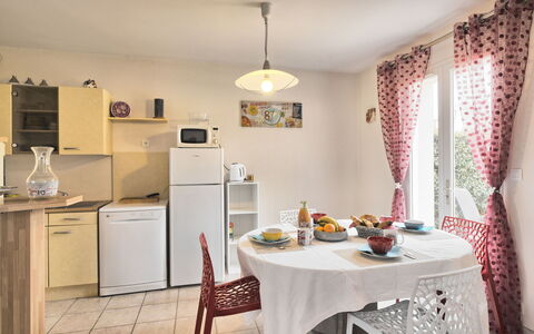 Charme des Govelins: Proprietà, Cabinetry, Mobilia, Tavolo, Controsoffitto, Elettrodomestico Da Cucina, Interior Design, Tenda, Legna, Cucina Stufa