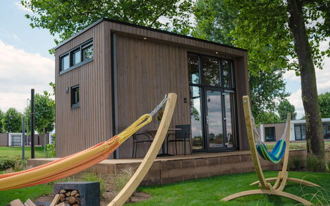 Tiny River House: Acqua, Costruzione, Cielo, Nube, Giorno, Proprietà, Pianta, Luce, Natura, Verde