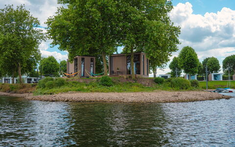 Tiny River House: Acqua, Costruzione, Cielo, Nube, Giorno, Proprietà, Pianta, Luce, Natura, Verde