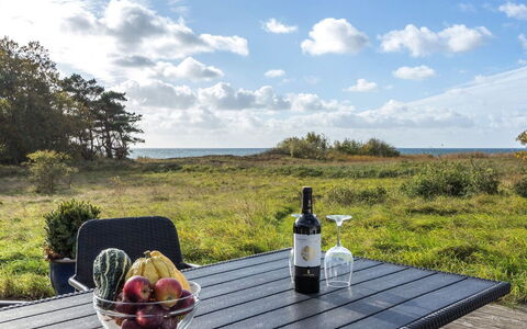Kajsa - 50M from the Sea: Erba, Casa, Tetto, Casa, Villetta, Arbusto, Lotto, Area Rurale, Agriturismo, Groundcover