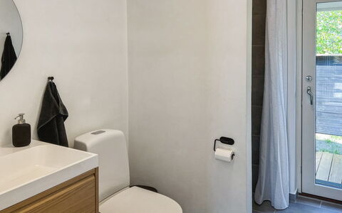 Greta - 200M from the Sea: Pavimentazione, Toilet Seat, Pavimento, Idraulico Fixture, Parete, Gabinetto, Bagno, Interior Design, Legna, Mobiletto Del Bagno