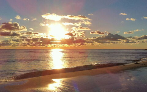 Greta - 200M from the Sea: Cielo, Sole, Orizzonte, Nube, Giorno, Corpo D'Acqua, Acqua, Spiaggia, Tramonto, Natura