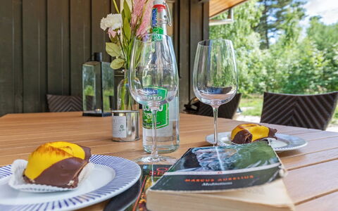 Anarosa - 200M from the Sea: Tavola, Bicchieri, Mobilia, Tavolo, Barware, Serveware, Cibo, Stemware, Bicchiere Di Vino
