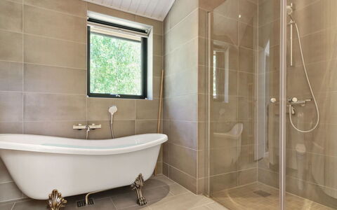 Anarosa - 200M from the Sea: Pavimentazione, Bagno, Interior Design, Idraulico Fixture, Pavimento, Idraulico, Casa, Vasca Da Bagno, Soffitto, Rubinetto
