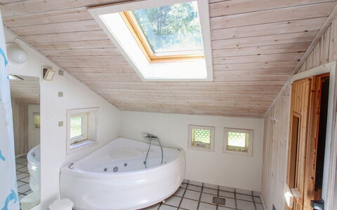 Almira - 1.2Km from the Sea: Legna, Mobilia, Appartamento, Camera, Soffitto, Color Legno, Sedia, Latifoglie, Vernice, Legname