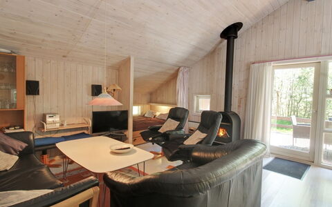 Almira - 1.2Km from the Sea: Legna, Mobilia, Appartamento, Camera, Soffitto, Color Legno, Sedia, Latifoglie, Vernice, Legname