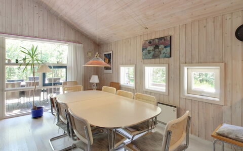Almira - 1.2Km from the Sea: Legna, Mobilia, Appartamento, Camera, Soffitto, Color Legno, Sedia, Latifoglie, Vernice, Legname