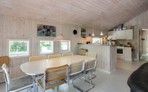 Almira - 1.2Km from the Sea: Legna, Mobilia, Appartamento, Camera, Soffitto, Color Legno, Sedia, Latifoglie, Vernice, Legname