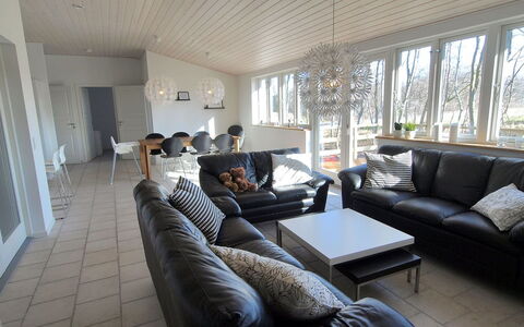 Lätizia - 300M from the Sea: Divano, Mobilia, Interior Design, Legna, Pavimentazione, Pavimento, Soggiorno, Soffitto, Casa