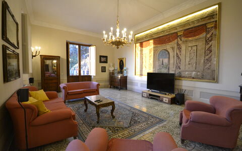 Villa Torreone: Cornice, Mobilia, Proprietà, Interior Design, Comfort, Architettura, Pavimentazione, Soggiorno, Pavimento, Legna