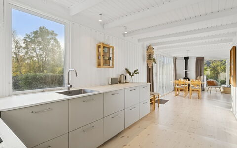 Anni - 250M from the Sea: Legna, Tetto, Architettura, Casa, Casa, Villetta, Raccordo, Latifoglie, Pendenza, Estate