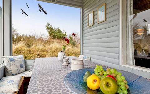 Bondi - 150M from the Sea: Legna, Mobilia, Appartamento, Camera, Soffitto, Color Legno, Sedia, Latifoglie, Vernice, Legname