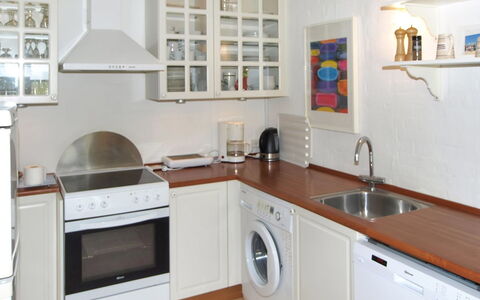 Thorke - 5Km from the Sea: Tetto, Casa, Porta, Villetta, Shade, Raccordo, Cortile, Estate, Backyard