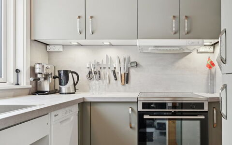 Heikki - 700M from the Sea: Cucina, Elettrodomestico Da Cucina, Controsoffitto, Cabinetry, Apparecchio Major, Mobilia, Interior Design, Elettrodomestico, Illuminazione, Lampada
