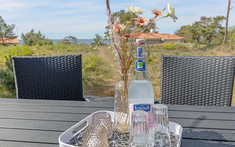 Gyrid - 150M from the Sea: Tavola, Bicchieri, Tavolo, Mobilia, Cibo, Serveware, Bottiglia, Mobili Da Esterno