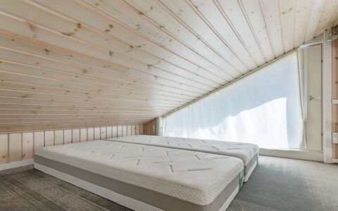 Gyrid - 150M from the Sea: Pavimentazione, Pavimento, Soffitto, Camera Da Letto, Attico, Illuminazione Diurna, Bedding, Biancheria, Latifoglie, Letto