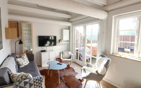 Manfred - 6Km from the Sea: Legna, Mobilia, Appartamento, Camera, Soffitto, Color Legno, Sedia, Latifoglie, Vernice, Legname