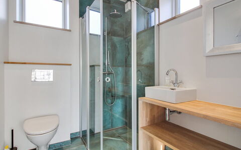 Benna - 120M from the Sea: Pavimentazione, Pavimento, Interior Design, Idraulico Fixture, Soffitto, Bagno, Illuminazione, Idraulico, Camera, Rubinetto