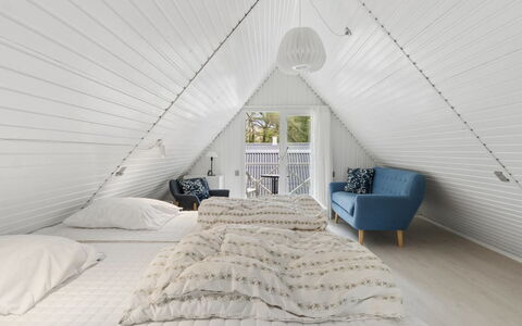 Lillesol - 400M from the Sea: Legna, Soffitto, Interior Design, Camera Da Letto, Pavimentazione, Pavimento, Mobilia, Casa, Illuminazione, Letto