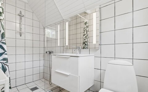 Lillesol - 400M from the Sea: Pavimentazione, Idraulico Fixture, Pavimento, Interior Design, Bagno, Piastrella, Lavello, Idraulico, Rubinetto, Gabinetto