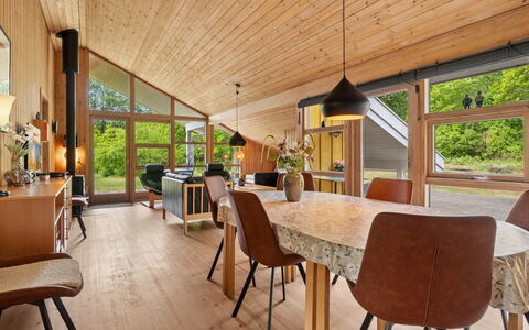 Ailen - 500M from the Sea: Pavimentazione, Interior Design, Legna, Soffitto, Mobilia, Pavimento In Legno, Pavimento, Cucina & Sala Da Pranzo Tavolo, Sedia, Soggiorno