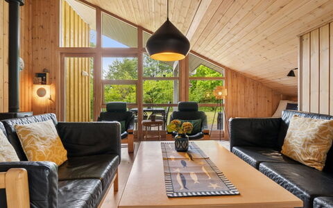 Ailen - 500M from the Sea: Legna, Interior Design, Soffitto, Divano, Mobilia, Soggiorno, Pavimentazione, Casa, Pavimento, Latifoglie
