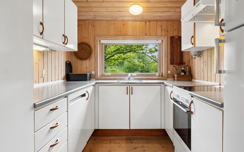 Ailen - 500M from the Sea: Cucina, Elettrodomestico Da Cucina, Pavimentazione, Legna, Interior Design, Controsoffitto, Apparecchio Major, Soffitto, Pavimento, Cabinetry