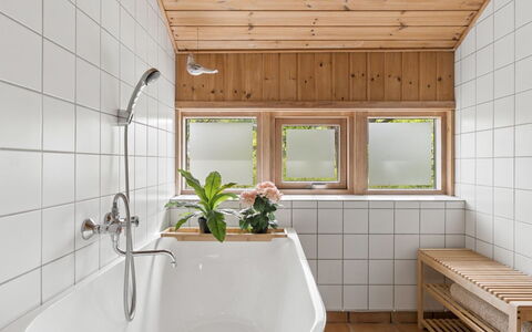 Ailen - 500M from the Sea: Pavimentazione, Interior Design, Idraulico Fixture, Legna, Pavimento, Soffitto, Bagno, Rubinetto, Idraulico, Camera