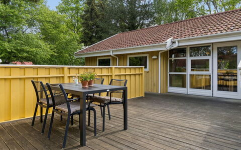 Ailen - 500M from the Sea: Legna, Portico, Casa, Color Legno, Latifoglie, Deck, Plank, Mobili Da Esterno, Shade, Villetta