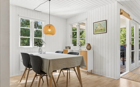 Malou - 350M from the Sea: Pavimentazione, Legna, Interior Design, Mobilia, Pavimento, Soffitto, Pavimento In Legno, Casa, Sala Da Pranzo, Cucina & Sala Da Pranzo Tavolo