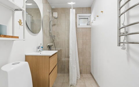 Malou - 350M from the Sea: Toilet Seat, Pavimentazione, Idraulico Fixture, Gabinetto, Parete, Interior Design, Pavimento, Bagno, Mobiletto Del Bagno, Lavello