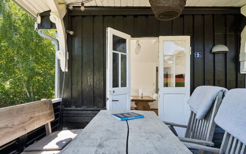 Kerstin - 100M from the Sea: Legna, Mobilia, Soffitto, Pavimento, Pavimentazione, Porta, Casa, Sedia, Portico, Latifoglie