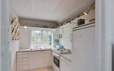 Kerstin - 100M from the Sea: Cucina, Legna, Apparecchio Major, Interior Design, Controsoffitto, Soffitto, Pavimentazione, Elettrodomestico Da Cucina, Pavimento, Camera