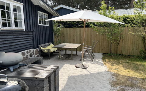 Kerstin - 100M from the Sea: Mobili Da Esterno, Mobilia, Tavolo Esterno, Ombrello, Sedia, Giardino, Backyard, Shade, Vaso Di Fiori, Terrazza