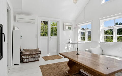 Kerstin - 100M from the Sea: Mobilia, Interior Design, Pavimentazione, Parete, Pavimento, Divano, Legna, Soffitto, Soggiorno, Camera