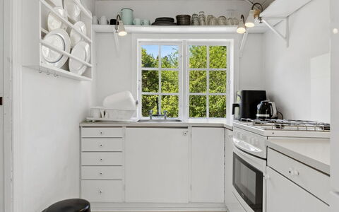 Kerstin - 100M from the Sea: Cucina, Interior Design, Pavimentazione, Elettrodomestico Da Cucina, Apparecchio Major, Soffitto, Controsoffitto, Pavimento, Cabinetry, Casa