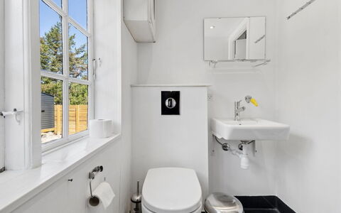 Kerstin - 100M from the Sea: Toilet Seat, Bagno, Gabinetto, Idraulico Fixture, Parete, Pavimentazione, Pavimento, Interior Design, Lavello, Idraulico