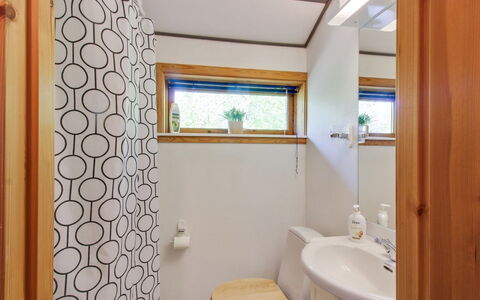 Elsamaria - 400M from the Sea: Interior Design, Idraulico Fixture, Legna, Bagno, Lavandino Del Bagno, Pavimentazione, Rubinetto, Idraulico, Pavimento, Camera