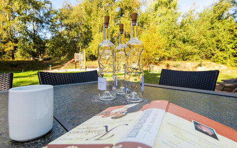 Elza - 800M from the Sea: Bicchieri, Barware, Vino, Bicchiere Di Vino, Bottiglia, Stemware, Parco
