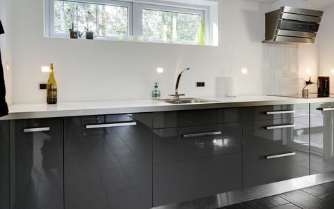 Elza - 800M from the Sea: Pavimentazione, Cabinetry, Interior Design, Cucina, Controsoffitto, Pavimento, Casa, Elettrodomestico Da Cucina, Lampada, Credenza