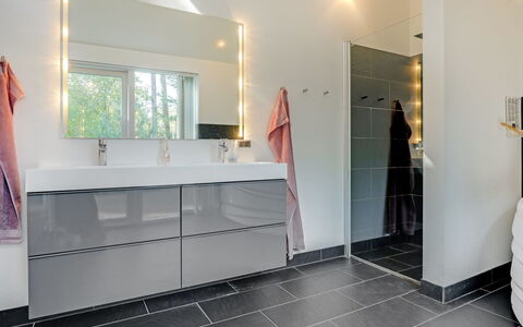 Elza - 800M from the Sea: Pavimentazione, Pavimento, Mobiletto Del Bagno, Interior Design, Idraulico Fixture, Bagno, Idraulico, Piastrella, Rubinetto