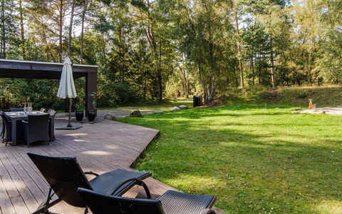 Elza - 800M from the Sea: Tetto, Casa, Lotto, Casa, Villetta, Estate, Edifici Giardino, Shade, Log Cabin, Landscaping