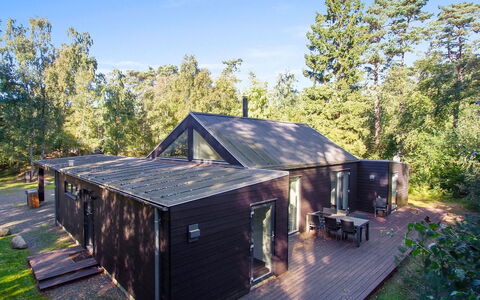 Elza - 800M from the Sea: Tetto, Casa, Lotto, Casa, Villetta, Estate, Edifici Giardino, Shade, Log Cabin, Landscaping