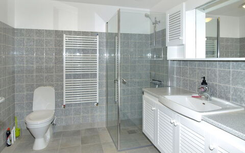 Ødmar - 400M from the Sea: Pavimentazione, Idraulico Fixture, Interior Design, Bagno, Lavandino Del Bagno, Pavimento, Lavello, Rubinetto, Soffitto, Mobiletto Del Bagno