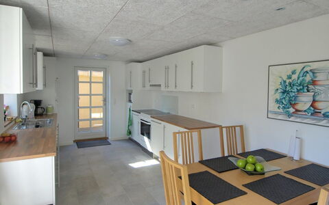 Ødmar - 400M from the Sea: Pavimentazione, Parete, Mobilia, Pavimento, Legna, Interior Design, Soffitto, Controsoffitto, Camera, Cucina